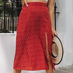 intressekoll på min fina kjol med det trendiga mönstret för funderar på att sälja den , är för liten och kollar därför intresset😊