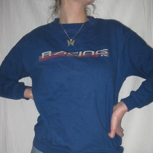 Tjocktröja - En cool tjocktröja med text. Är i bra skick och endast använd ett fåtal gånger. Passar st xs/s. Köparen står själv för frakten🌹 /Alva