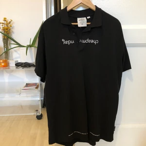 Cheap Monday t-shirt  - Använd enstaka gånger, så den är i jättebra skick. Står XS men den är rätt oversized så skulle säga den passar XS-M beroende på hur man vill att den ska sitta💖 