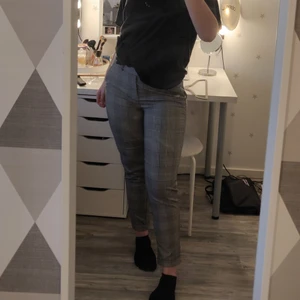 Rutiga kostymbyxor - Rutiga kostymbyxor i storlek S. Byxorna är stretchiga i midjan och har resår baktill. Väldigt bekväma men inte min stil längre.  Bakfickorna är inte äkta. Köpare står för frakt. 💗