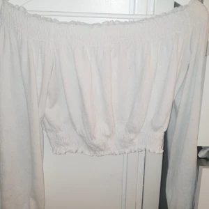 Tröja - Säljer denna jätte fina tröjan eller vad det heter jätte fin nu till sommaren och vet ej vart den kommer ifrån ❤