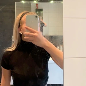 Zara tröja i nyskick🖤 - En helt ny zara tröja som jag aldrig ens testat. Den är jättefin och har perfekt polokrage!