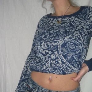 Långärmad tröja - En mycket fin blå mönstrad tröja som passar st xs/s. Köparen står för frakten själv!🌹 / Alva