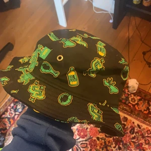 Vans x Shake Junt bucket hat - En nästan helt oanvänd bucket hat från vans köpt i vintras💜 Gillar inte att ha på mig den eftersom att jag bröt foten i den😀 Det är storlek M/L på den men den är ganska liten i storleken