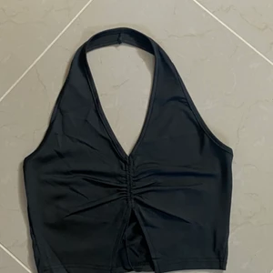 Trendig topp - Säljer denna topp som är trendig nu, storleken är S men skulle säga att den passar M och mindre då den är ganska stretchig🤍 Skriv vid intresse