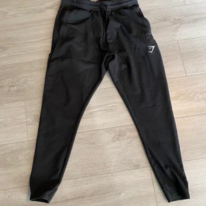 Gymshark Byxor - Gymshark byxor i storlek M högra dragkedjan är trasig nypris 500kr 