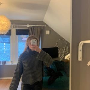 Grå Stickad tröja med polo 🖤 - En helt ny ribbad stickad tröja från Gina. Har aldrig ens testat denna. Nypris: 499kr