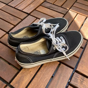 Vans  - Svarta Vans. Mycket bra skick, inte min stil längre bara.  Frakt tillkommer i priset om skorna måste skickas. 
