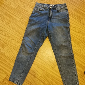Mom jeans - Supersnygga mom jeans från Gina Tricot (perfect jeans/the good project). Köpte de själv här på plick då som "sparsamt använda", men tyvärr var det för stora så har aldrig använt dem själv. TROR att modellen är "Dagny mom jeans". (Lägger all frakt på spårbart, men går ev att få billigare med porto) 
