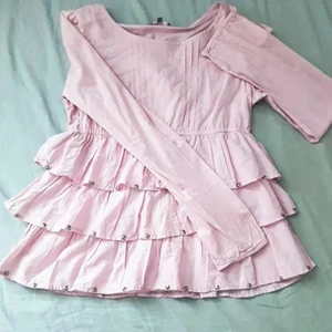 Kort ljusrosa klänning  - Recomenderat för barn mellan 8-12 år med storlek 170.