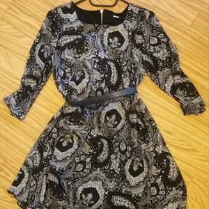 Klänning från bikbok - Klänning i a-linje modell från BikBok. Silvrig dragkedja i ryggen. Fodrad. Fin med ett skärp i midjan (medföljer EJ). Bra skick, köpt den på plick, men aldrig kommit till användning. (Lägger all frakt på spårbart, men går ev att få billigare med porto) 