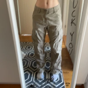 Cargo pants - Säljer dessa beiga carhartt cargo pants. Aldrig använda. Köpta för 800kr säljer för 500kr. Passar mig som är 164cm, passar även något längre personer.