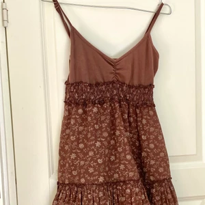 Brun somrig klänning - Supergullig klänning jag köpte här på plick men den passade tyvär inte. Den har flera lager och är i väldigt bra kvalitet. Skriv för mera bilder. Frakt: 66kr