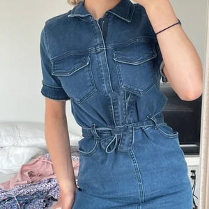Jeans klänning  - Så fin jeans klänning köpt på en dansk outlet endast använd 1 gång så i bra skick, köptes för 400kr 