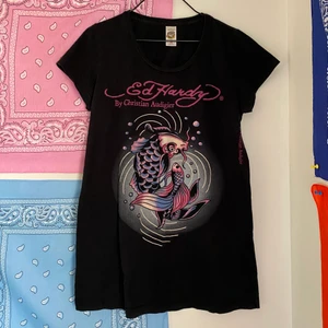 Ed Hardy Women T-shirt - Äkta Ed Hardy t-shirt WOMEN. I fint skick, inga flaws. För fler bilder kontakta mig. Var god följ budgivningens regler! 😊