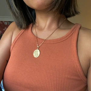 Linne - ✨Ribbad linne från ginatricot. Har användt några gånger But still in good condition. Färgen är mer brun orange. Väldigt comfy linne!  🧚🏽Om plagget ovan hittar ett nytt hem, kan jag mötas upp i Uppsala annars står köparen för frakten ((: 