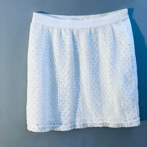 Kort spetskjol - Jättefin minikjol från lindex barnavdelning. Strl 146-152 men sitter som en xs/s. Köpt för 250kr för ett par år sedan