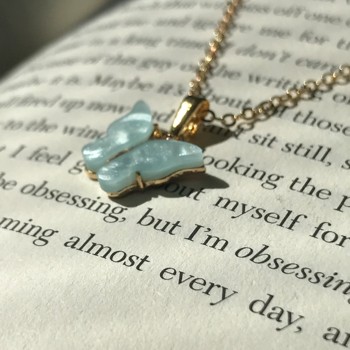 Ljusblå fjärils halsband - 90