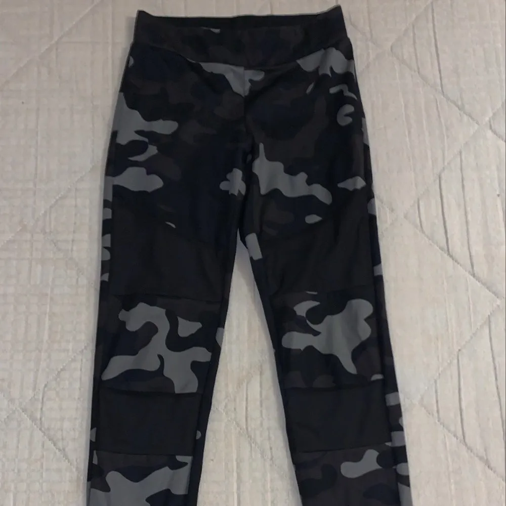 Camouflage träningstajts, endast använda fåtal gånger dvs mycket bra skick. Storlek S men passar också XS. Betala gärna med swish och möt helst upp i Linköping. ENDAST SERIÖSA KÖPARE!!!. Farkut & Housut.