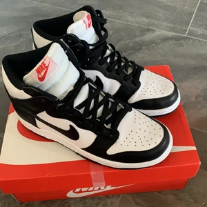 Nike dunks - !HELT NYA!panda Dunks i stl 38,5 passar även 39. Kvitto finns. Hör av er ifall ni har några frågor❤️