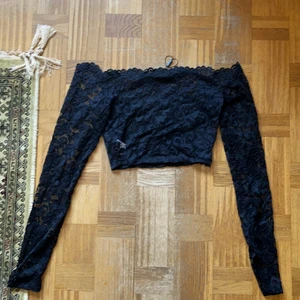 Off shoulder topp - Spets. Jättefin på. Så gott som ny Frakt blir billigare vid köp av flera plagg