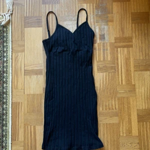 Klänning  - Stretchig klänning, därav liten på bilden. Helt ny, säljes då den är för kort för min smak