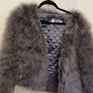 Grå pälsjacka från DM - Några år gammal, dock inte använt den så mycket. Säljer för 200 kr. Str s dam 