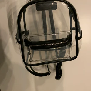 Genomskinlig väska  - En väska från HM. Använd 1 gång till maskerad fest, fint skick och söker ny ägare där den kommer till mer användning.👜