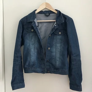 Jeansjacka - Superfin blå jeansjacka, prefekt till sommaren💕