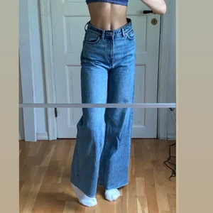 Weekday jeans - Så fina jeans från weekday i strl 24 som tyvärr har blivit lite för korta för min smak:( nyskick! Alla mina mått står i profilen men tveka inte att höra av dig vid frågor🌼