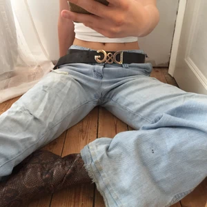 Dolce&gabbana Skärp  - Ett dolce&gabbana skärp köpt secondhand så vet ej om de är äkta!! Men fint skick det är ett  långt skärp så man kan göra egna hål vart man vill! 