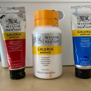 Akrylfärg - Akrylfärg i cadmium red, process cyan och titanium white från Winsor and Newton. Sammanlagt 100kr. 50 för burken innehållandes 500ml. 25 för respektive av tuberna innehållandes 120 ml. Tuberna är använda till ca 15%. Burken är använd till ca 5%. 