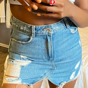 Jeanskjol - As feet jeans kjol från Zara, älskar men tyvärr lite för liten! 💕