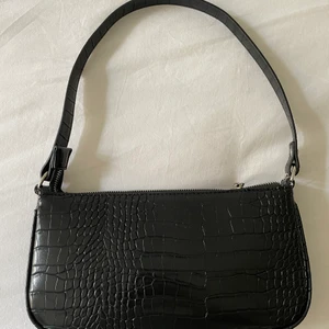 Axelväska - Svart väska från shein med krokodilmönster