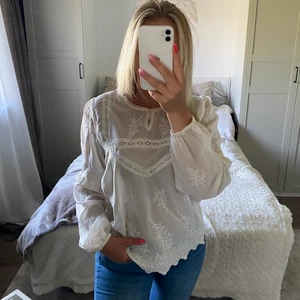 Spets blus - Säljer nu min fina spets blus från FreeQuent då den tyvärr inte kommer till användning. Den är i strl s med skulle säga att de passar xs-m beroende på hur du vill att den ska sitta. Använd endast fåtal gånger!