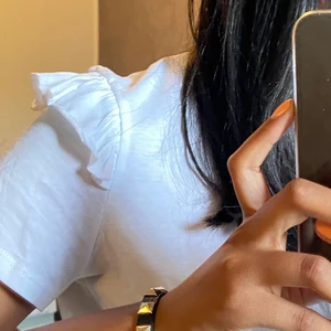 ZaraTopp - Gullig topp från zara med volang på axlarna, endast använd en gång- perfekt skick! Passar till inprincip vad som💕