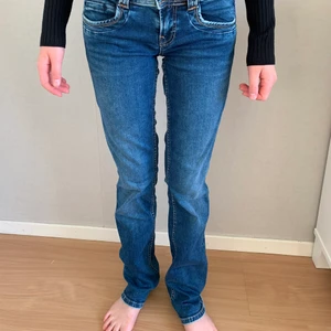 Lågmidjade jeans  - Lågmidjade jeans från LTB köpta på zalando. Storlek 27/32. Passar 26/27. Knappt använda utan defekter. Köpare betalar för frakt