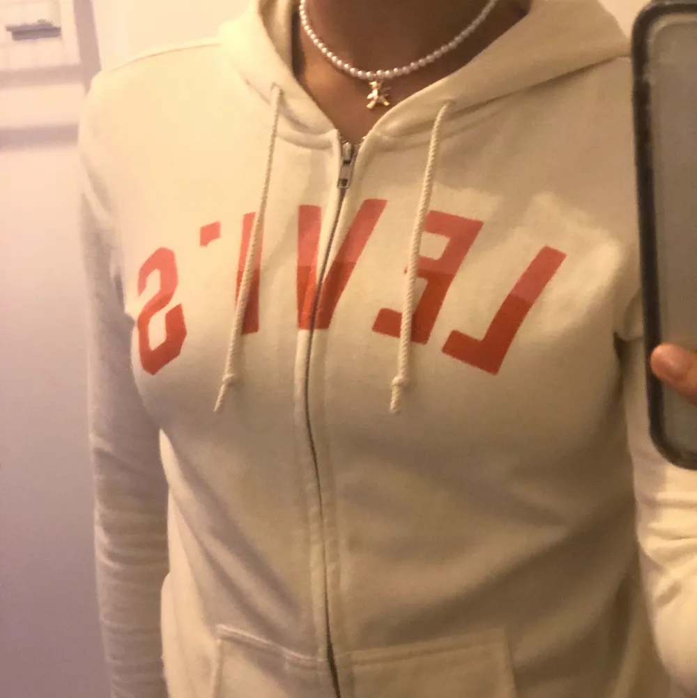 Vit Levis hoodie med dragkedja i storlek s. !köparen står för frakten!. Hoodies.