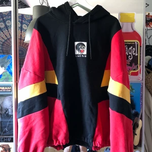Oversized hoodie - Ascool oversized och mysig hoodie som jag tyvärr inte använder längre. Det är en japansk text på som jag troor säger ”hej”🤨 Den har inget band där nere så den är stor nertill också (kan sättas dit om man vill) 🥰