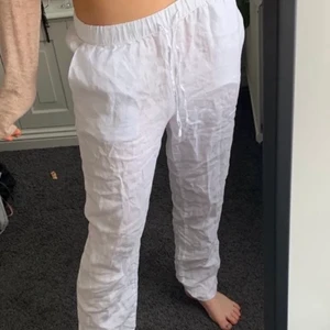 Linnebyxor - Linnebyxor ifrån hm. Jättefint skick aldrig använda, (lånade bilder) kom privat för egna bilder 💙 Frakt på 48kr!