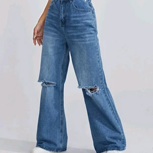 Shein  - Kontakta mig om ni vill ha fler bilder, egna bilder. Ett par riktigt snygga utslängda jeans. Beställde dem från shein men dem kom lite för stora. Helt oanvända. Priset går att diskutera 