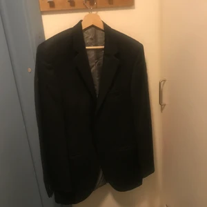 Kavaj, skjorta och slips strl L - Kavaj i storlek L, samt att köparen får välja en av dom 2 skjortorna på bilden samt 1 av slipsarna :)