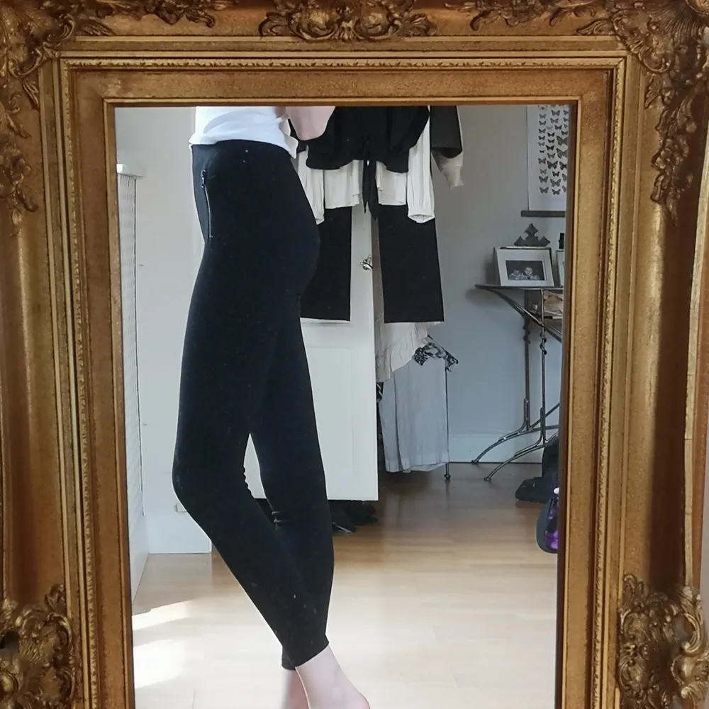 Svarta leggings från FB Sister men coola kedjedetaljer . Jeans & Byxor.
