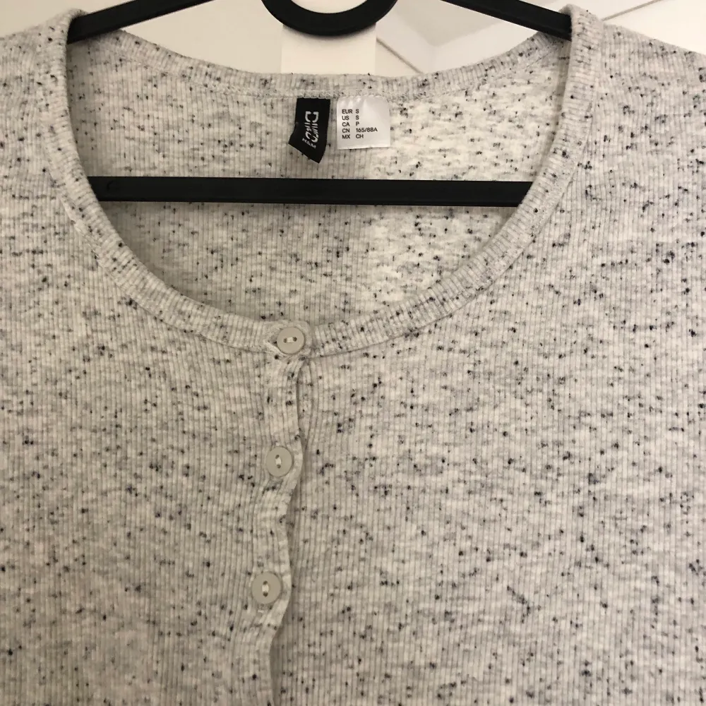 En grå tunnare tröja med knappar i fram. Jättesöt! Använd väldigt få gånger, storlek S. Tröjor & Koftor.