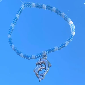 Handgjorda armband 🤍 - Säljer dessa handgjorda armband för 35kr styck 💙🤍 Finns även att köpa på min instagram, @tinyjewelry.se Obs: Mörkblå är slutsåld!