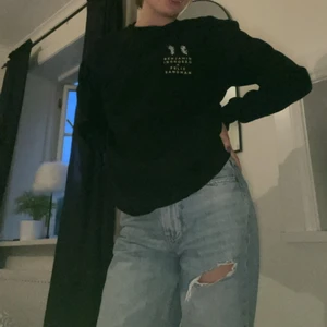 Tröja, M - En Benjamin ingrosso och felix sandman collegetröja från deras turné 2018. Säljer den för 80kr+frakt för att den finns inte kvar att Köpa. Kostar igentligen 500kr. Den är i storlek M