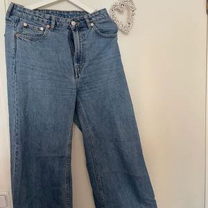 Jeans weekday,ACE  - Säljer mina jeans från weekday då det inte kommer till användning. Aldrig använda och är fint skick. Från märket ACE weekday. Strl W27 L32. Jag är 168 lång och är vanligtvis s/m och de sitter perfekt på mig. Köparen står för frakt.