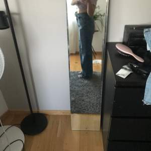 Säljer dessa vida jeans från Gina tricot. Köpta för 699kr