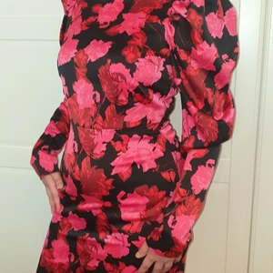 Limited edition klänning  - Klänning från Gina Tricot, aldrig använd endast testad. Säljer för att den inte riktig är min stil. Superfin färg och älskar mönstret, sitter bekvämt men är lite lång i armarna. Originalpris 599kr