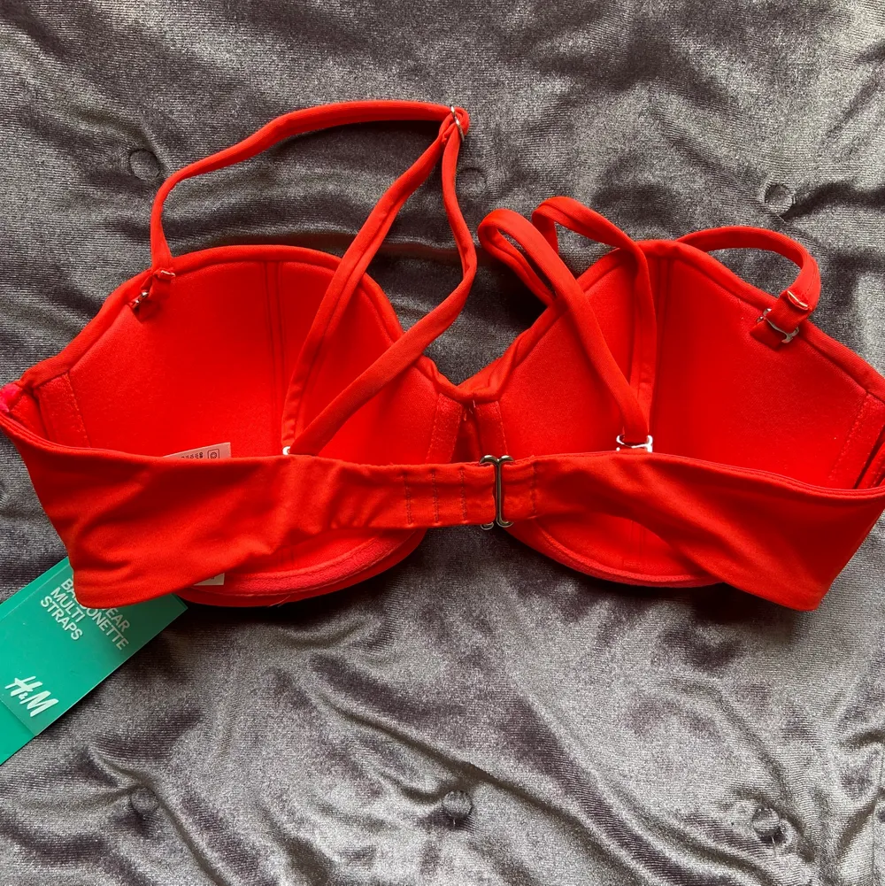 Röd bikinitopp från H&M💖 lappen är kvar, har aldrig använts! Jättefin för sommaren💕. Övrigt.